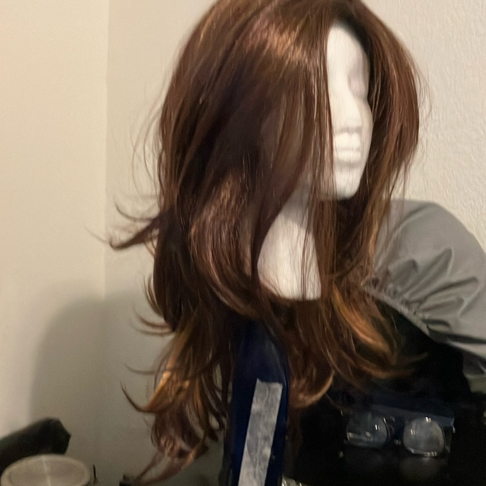 Elegant Brown Wig with highlights, artificial hair natural imitation.